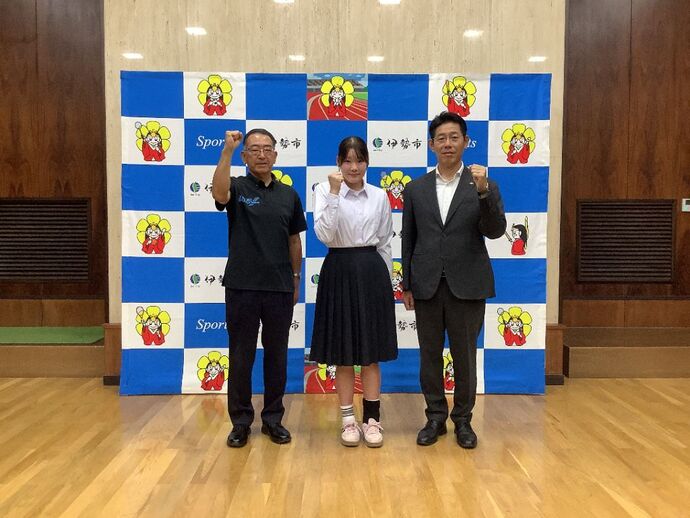 全中水泳大会に出場する選手と市長、教育長の記念写真