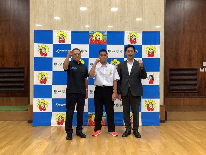 全中相撲に出場する選手と市長、教育長の記念写真