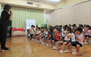 誕生会の始まりは手遊びから