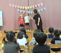 誕生児のインタビューをしているところ