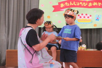 プレゼントをもらう年中児