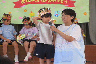 インタビューを受ける年少児