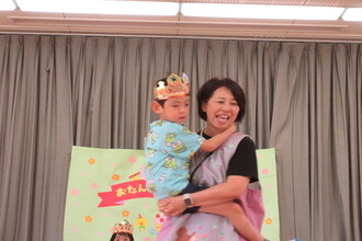 抱っこをしてもらう年長児