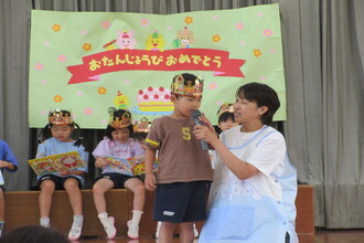 インタビューを受ける年少児