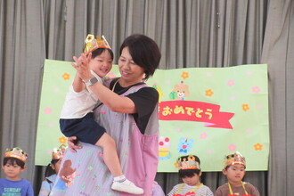 抱っこをしてもらう年少児