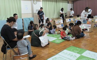 親子で絵本を見ているところ