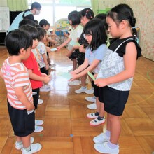 3歳児が5歳児に手紙を預けているところ