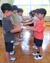 4歳児が5歳児に手紙を預けているところ