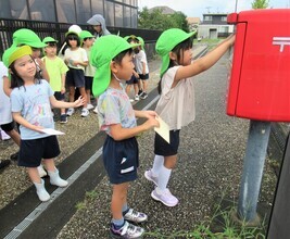 5歳児の子どもたちがポストに投函しているところ