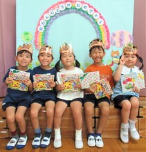 4歳児と5歳児の誕生児の記念撮影