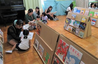 親子で絵本を見ているところ