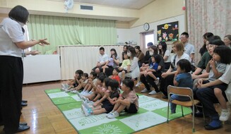 3歳児の親子が手遊びをしているところ