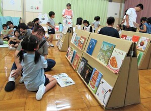 年中・年長の親子が絵本を読んでいるところ