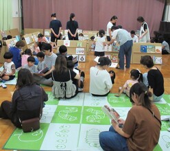 年中・年長の親子が絵本を読んでいるところ