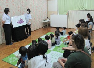 3歳児の親子が読み聞かせを見ているところ