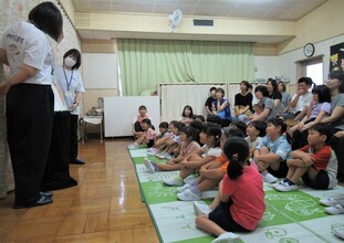 年中・年長児が親子で読み聞かせを見ているところ