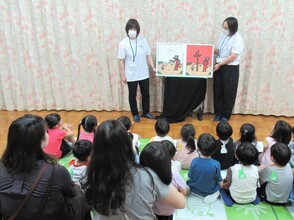 年中・年長親子が読み聞かせを見ているところ