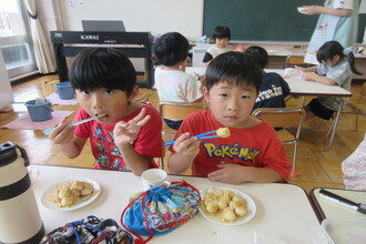 団子を食べる園児