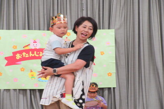 抱っこをしてもらう年少児