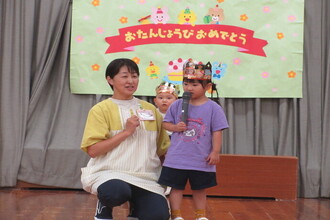 インタビューを受ける年少児