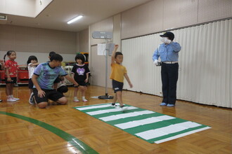 横断歩道を渡る年長児