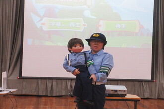 腹話術をする警察官