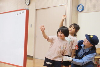 交通安全教室に参加する年少児