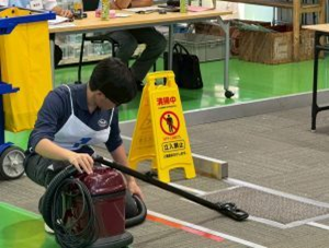 アビリンピックみえ「ビルクリーニング競技」の様子